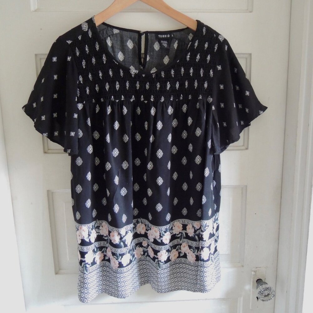 Torrid Black & White Rose Border Print Flutter Sleeve Top 1X